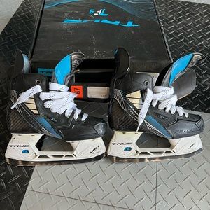 True TF9 regular hockey skates junior